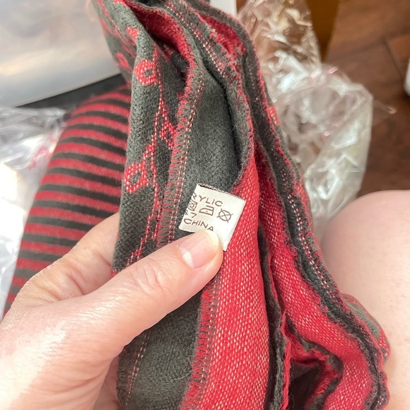 Deep Red Beautiful Shawl/Cape - Picture 6 of 7